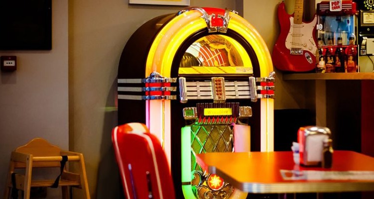 whirlitzer jukebox in situ in a cafe